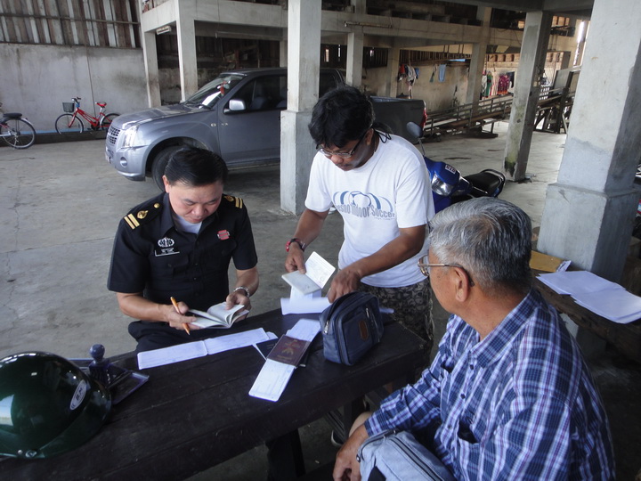 ผู้จัดการเก๋ เตรียมเอกสารให้กับ พี