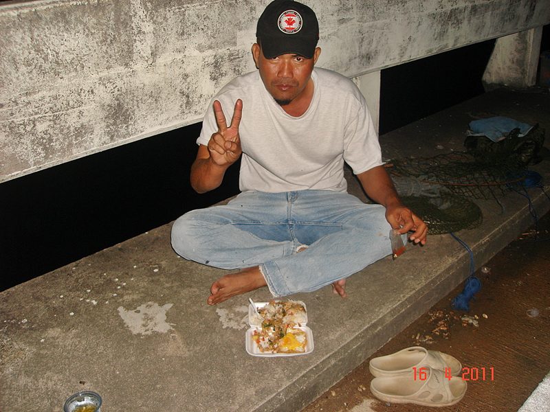 ทานข้าวกันอีกแระ   อิอิ     เหมือนหนังไทยกันเลยล่ะน่ะ  เดี๋ยวกินๆ    อิอิ :grin: :umh: