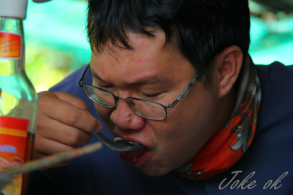 งั้นตรูต้องรีบกินก่อนล่ะ..เดี๋ยวตาเป้ามันมาจ้องลูกชิ้นตรูอีก :spineyes: :spineyes: :spineyes: :spine