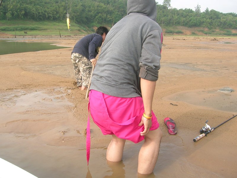 โดนทรายดูดลงไปครับ....ทุลักทุเลครับ..จะลงไปกันทำไม.... :cheer: