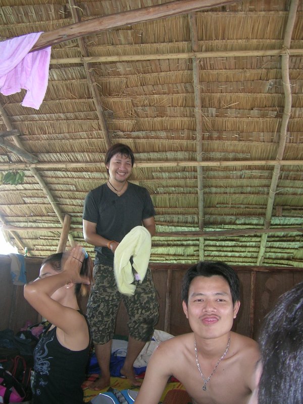 เก็บบรรยายกาสภายในแพครับ..ช่วงกลางวันแดดร้อนมากครับ.. :cheer: :cheer: