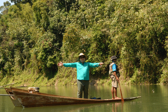 เรือลำแค่เนี้ย  แต่วิ่งเปลี่ยนหมายเร็วมากเลย   ไต๋เรือก็พายไม่ลำบาก   