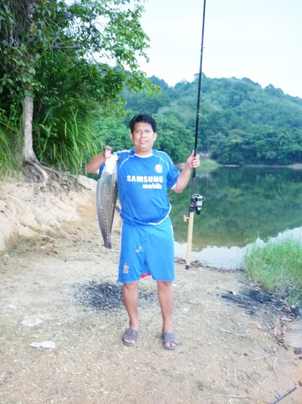 


ดูท่ามันยืนเห็นแล้วสงสารมันจริง ๆ ขนาดเจ็บหลัง.....ยังมาตกปลาอีก............... :grin: :grin: 