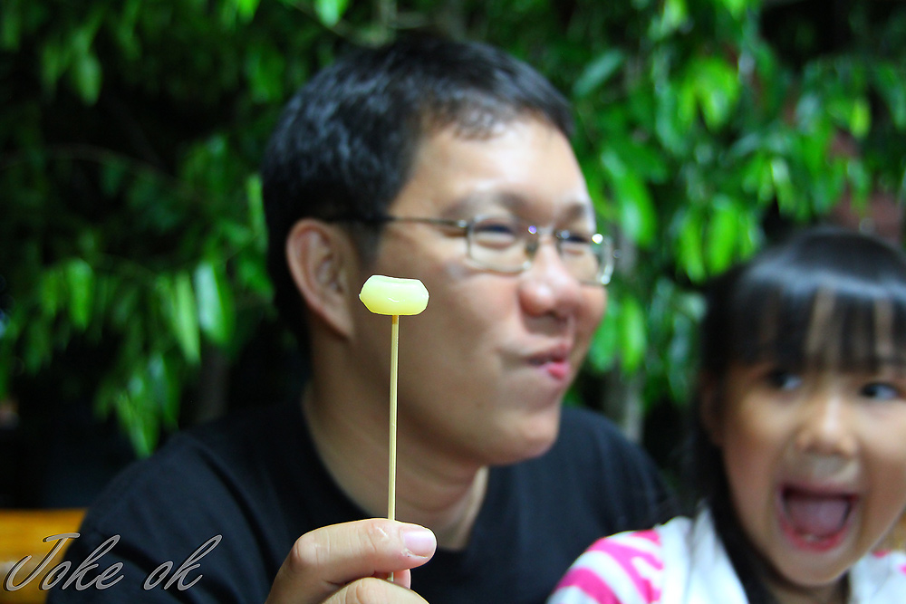 ตัดมาตอนกลางคืน...สองคนนี้กำลังมีความสุขกับการกินแห้ว...อร่อยมั้ยล่ะครับแห้วนครนายก เอิ๊กกกกก :grin: