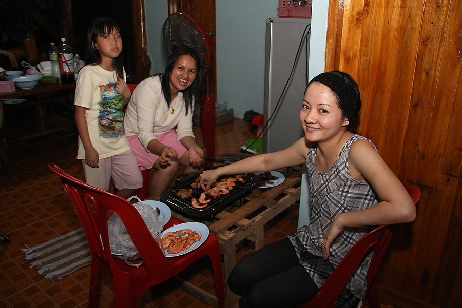 สาว ๆ บริการปิ้งย่างให้หนุ่มๆได้อร่อยกันในค่ำคืนนี้
 :grin: :grin: :grin: