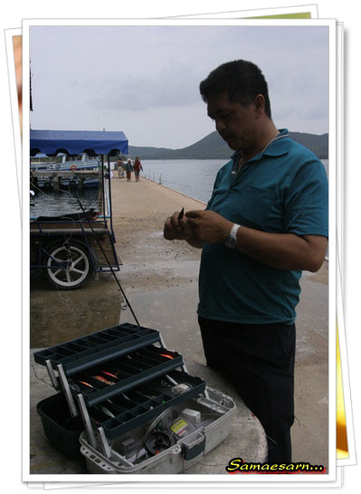  :grin: ส่วนคนนี้ก็หาตกปลาเล็กๆเล่นแก้เซ็งไปเรื่อยๆ... :cheer:
