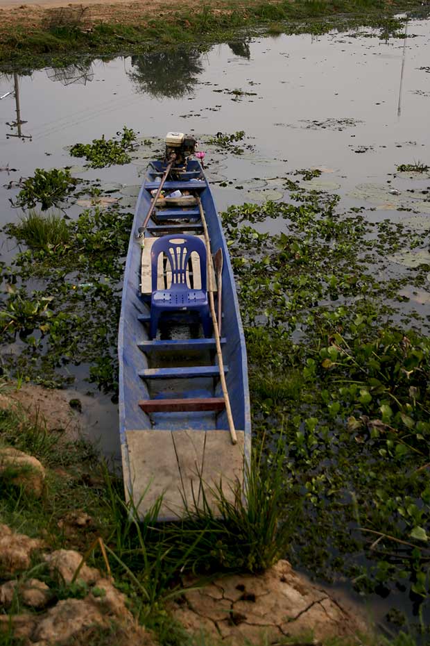 แต่พอจะขึ้นเรือ ไต๋นุ้ยดันบอกว่าลืมข้าวกับน้ำ
เอ้างั้นก็รีบไปเอ้าเร็ว เดี๋ยวลงเรือไปหิวข้าวตายเลย

