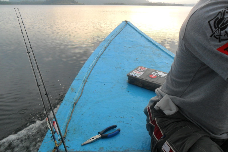 




 บริเวณ หัวเรือ  ฉาบไฟเบอร์    พื้นที่ยืนตี    สบายเจงๆๆ   :cool: :cool: