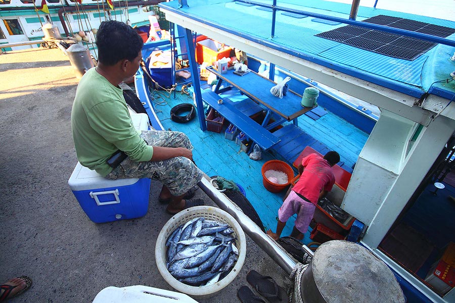 เอาออกจากถังเรียบร้อย.....ก็เตรียมทยอยลงเรืออีกทอดหนึ่ง.....
 :smile: :smile: