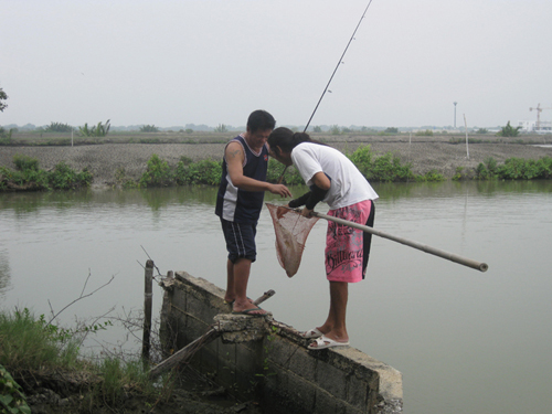 น้าแดง ทิ้งคัน รีบวิ่งไปช้อนปลาอย่างไว้เลย กลัวหลุด :laughing: :laughing: