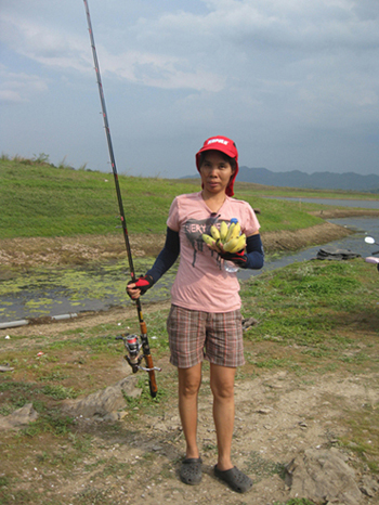 น้าเจ๊ก.......คุณๆๆรีบไปลงเรือ ค่อยกลับมากินข้าวเวลามีน้อย  ถ้าหิวก็กินกล้วยน้ำหว้าไปก่อนนะ  

ป้า