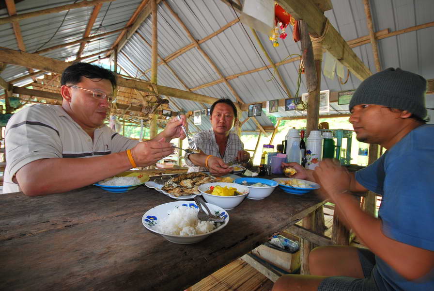 กินข้าวรอเรือไต๋มือหนึ่งแห่งคลองแสงครับ....ตามสโลแกนที่ผมตั้งให้...ไต๋ตอปิโดไต๋ไม่กลัวตอ....เก่งมากค