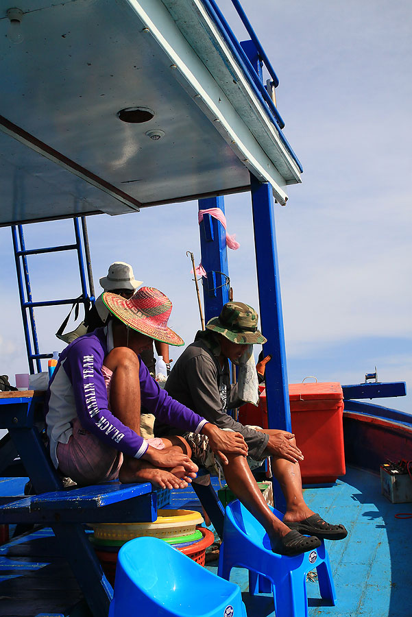 ที่หัวเรือ......พอปลาไม่แหลก........ก็เริ่มหันมาห่วงสวยกันเลยนะ.....
 :laughing: :laughing: