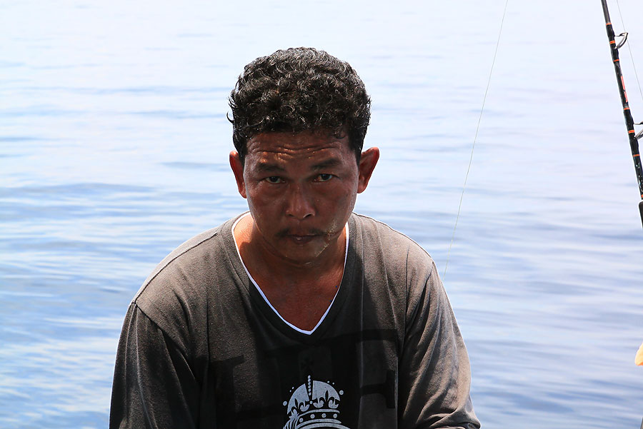 เดินมาที่หัวเรือ.......
ก็เจอกับตาผึ่ง ในสภาพน้ำแฉะเต็มหน้า เต็มตัวไปหมด.....
 :spineyes: :spineye