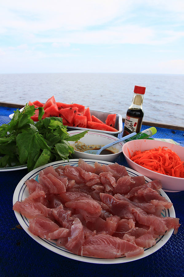ข้าวเที่ยงของผมไม่ได้กิน..........
ก็เพื่อรอชุดนี้หละครับ...............
 :love: :love: