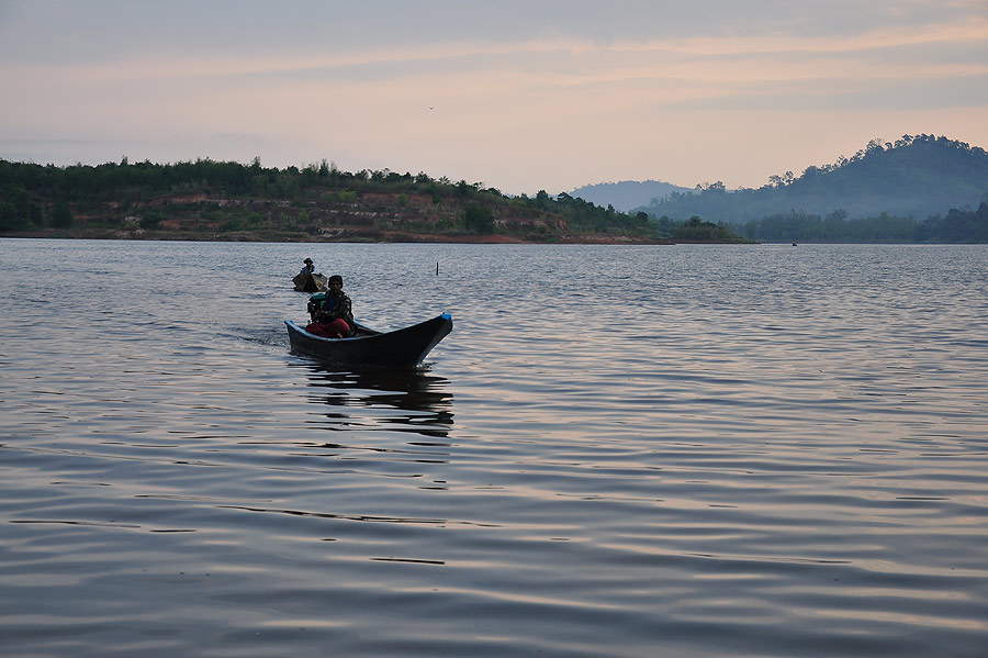 เรือมาแล้วครับ

ผมรอเรือ ส่วนน้าๆรอชม งั้นชมต่อเลยล่ะกัน :cheer: