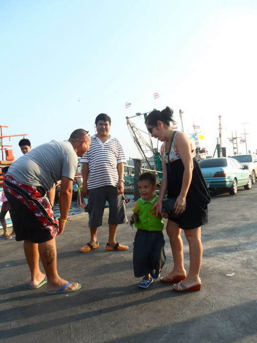 
มาถึงก็ทักทายครอบครัวปฃ๋าเรืองไต๋ของเราก่อนครับ 

[q][i]อ้างถึง: น้าเสริฐ posted: 25-04-2554, 12