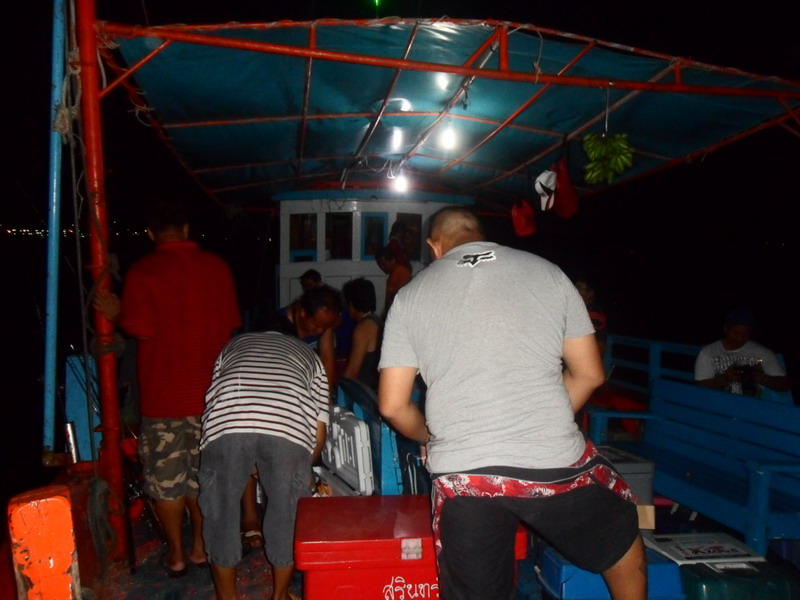 เมื่อเรือออกจากท่าเราก็หันมาประกอบกิจกรรมกันเลยครับ ตั้งวงสิค๊าบ จะปิ้งจะย่าง มาครับเดี๋ยวมีให้กินตล