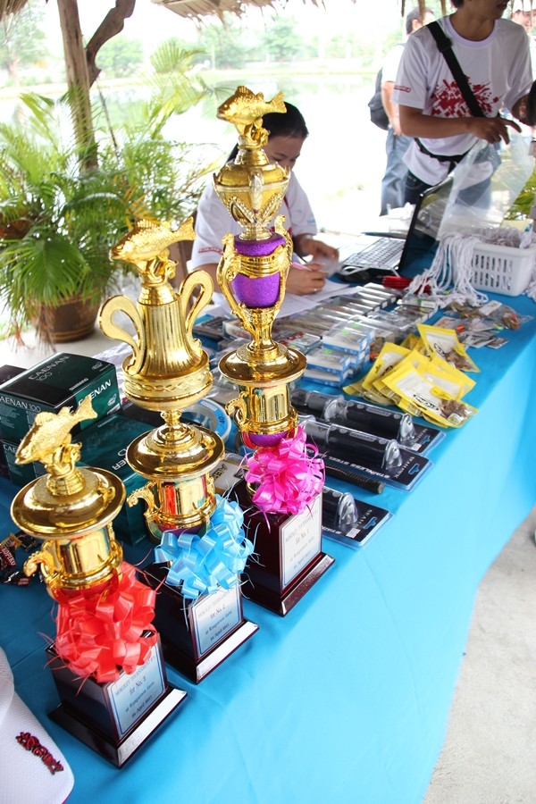 ของรางวัลต่างๆและถ้วยสำหรับผู้ชนะ�