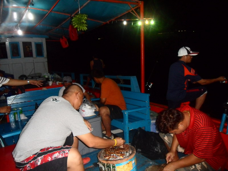 เดินมาทางหัวเรือตะกี้ติดเตาไว้แล้วมีรายการดีๆเกิดขึ้นแน่ๆครับไปดูกันหน่อยดีกว่า 
 :umh: :umh: :umh: