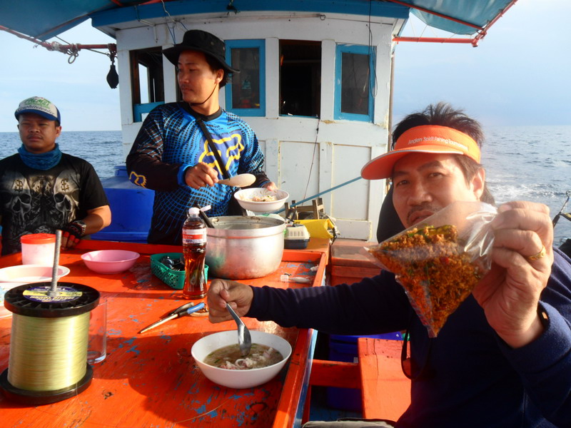 มีน้ำพริก ปลาย่างด้วยนะครับ กินกับข้าต้มสุดยอดเลย 
 :umh: :umh: