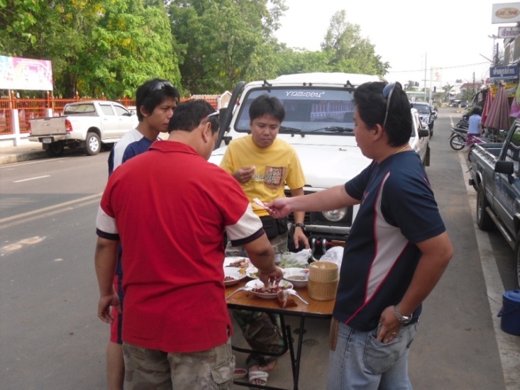 กินข้าวเช้าทีหน้าร้านน้ามรกันเลยครับ....

กินเสร็จก็จ่ายตังค์ด้วย.......เพียว

 :laughing: :laug