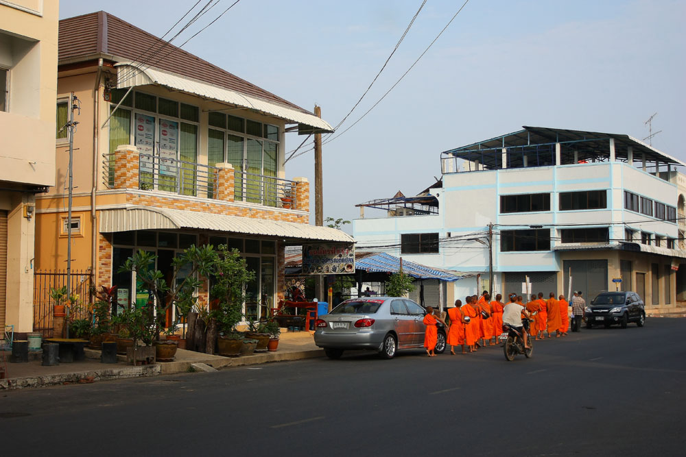 กำลังออกจากบ้านพอดี....เห็นขบวนบิณฑบาตรของเหล่าสามเณรน้อย ผมก็เลยจำต้องหลีกห่างให้ไกล ๆ 

เพราะเขา