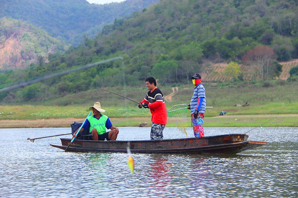 

 [b]มันไม่มีท่าทางว่าจะหยุดดึงสายออก   ผมเลยบอกให้ไต๋พายเรือตาม ไม่งั้นหมดรอกแน่[/b]       :ohh: