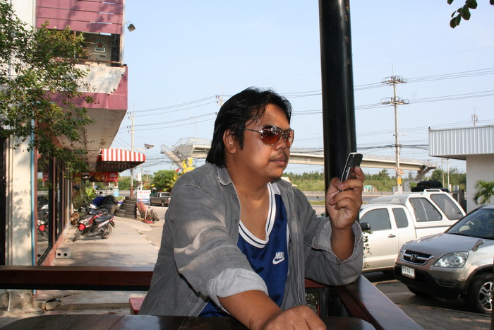 

                    คุณ บิ๊ก   ขณะนั่งรอทีมที่นัดหมาย   :cool: :cool: :cool: :cool: