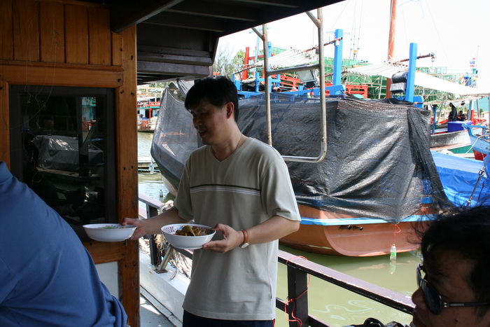 

                           มาถึงกันครบ  ก็ร่วมทานอาหารกลางวันกันก่อนที่เรือ  (คุณกำพลในรูป ) :ch