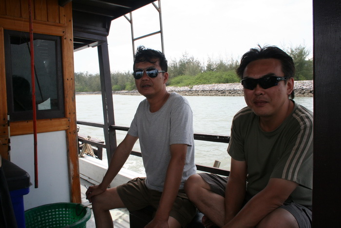 
                      ซ้าย  แขก วี ไอ พี  กับ  คุณ  โด้  ( ขวา )