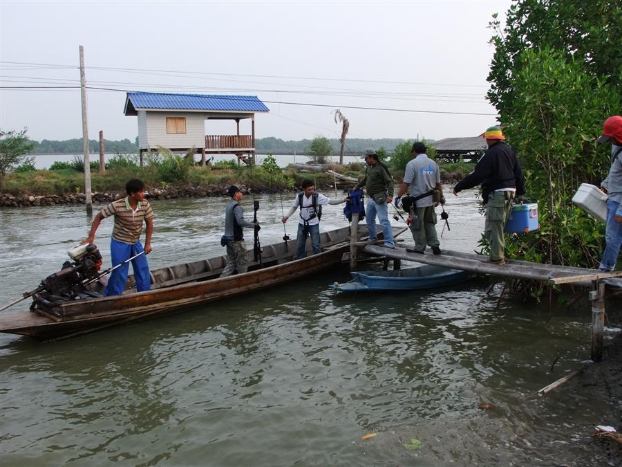 [b]ต่างก็ค่อยๆทยอยกันลงเรือ เกือบจะห