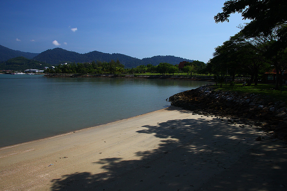 หาดทรายลังกาวีครับ อิอิ จริงๆ มีหาดสวยๆ แต่ผมไม่ได้ไปแวะ :smile: