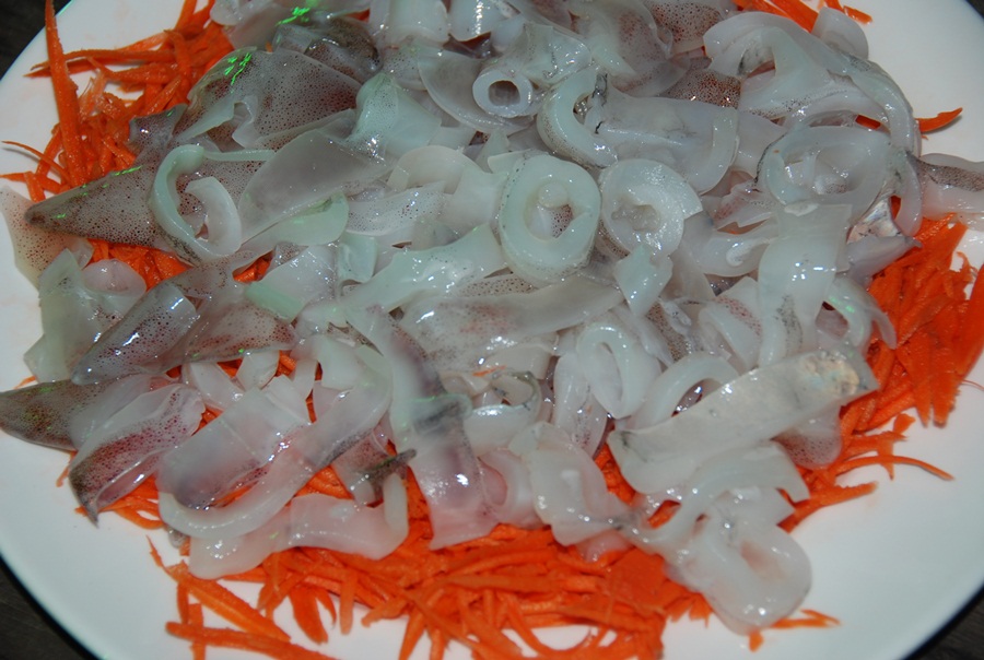 หมึกดิบ  เมนูบนเรือยอดฮิตครับบบบ :grin: :grin: :grin: :umh: :umh: :umh: