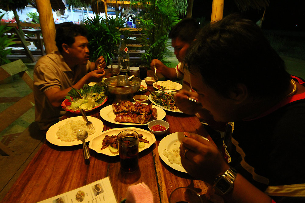 

 [b]เบาๆนะ  ได้มา 1500  สั้ง ไป 2000  แล้วมั้ง


ทีแลกกะแวะร้านพวงมาลัย  แต่ 4 ลุม 1 ท่าจะไม่