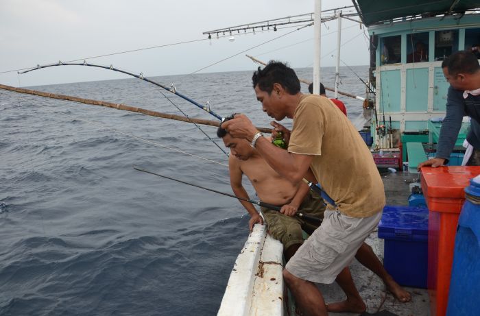 หัวเรือหลังจากไต๋ก็ต่อเลยครับ ป๋าใหวใหมครับ ทุกคนเป็นห่วง :laughing: