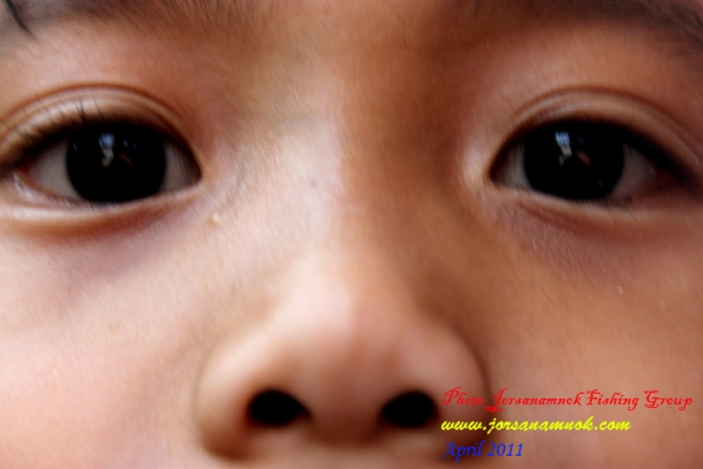 พ่อผมพามาตกปลาอีกแระ  :sad: :sad:
