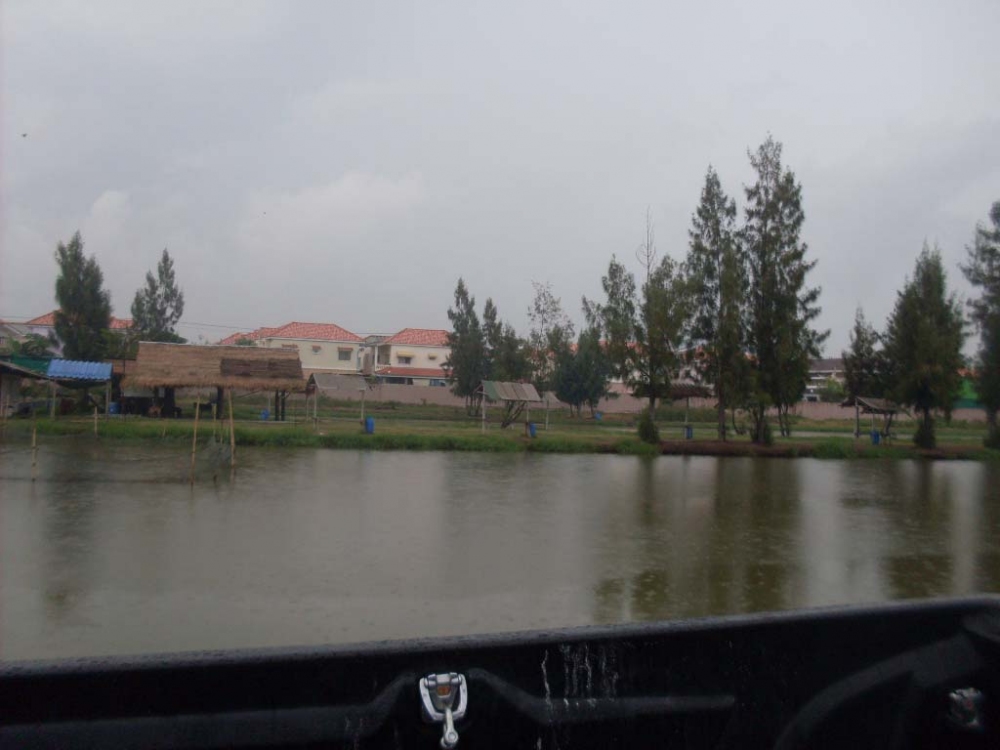 ถึงบ่อฝนก้อยังไม่หยุด บ่อก้อยังไม่เปิด :laughing: :laughing: :laughing: