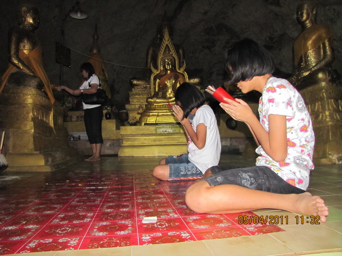 อธิฐานกันใหญ่เลยครับ

 :smile: :smile: :smile: