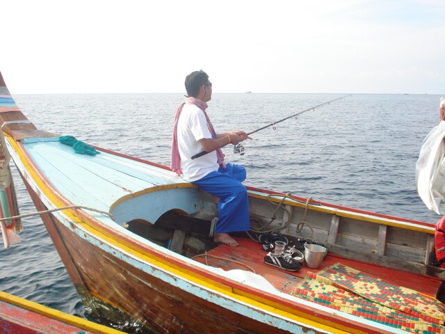 เพื่อนตกปลาอีกลำ มาจากตัวเมืองตรัง ไต๋สตาร์ทเรือไม่ติด เลยมาขอพ่วงเบตเตอรี่  :cheer: :cheer: :cheer: