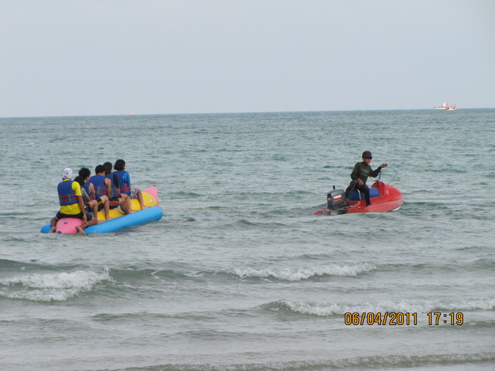 และต้องเล่นเรือกล้วยครับ

 :smile: :grin: :laughin