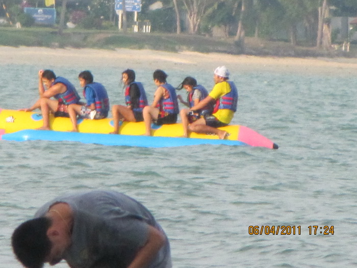 นั่งอยู่ท้ายสุดครับผม

 :smile: :grin: :laughing: