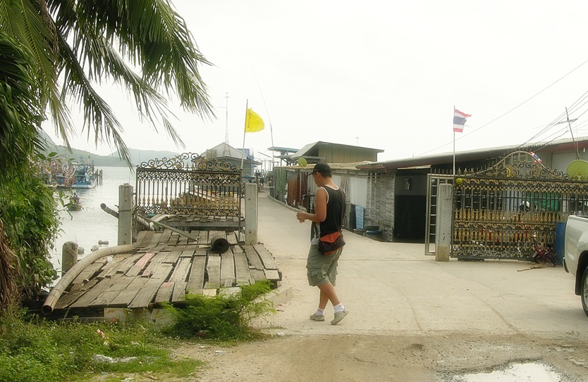 เรามาถึงที่ท่าเรือก่อนเวลาครับ :cheer:

น้าล้า......ไต๋นนท์อยู่ใหนครับ :cheer:
ไต๋นนท์........ยัง