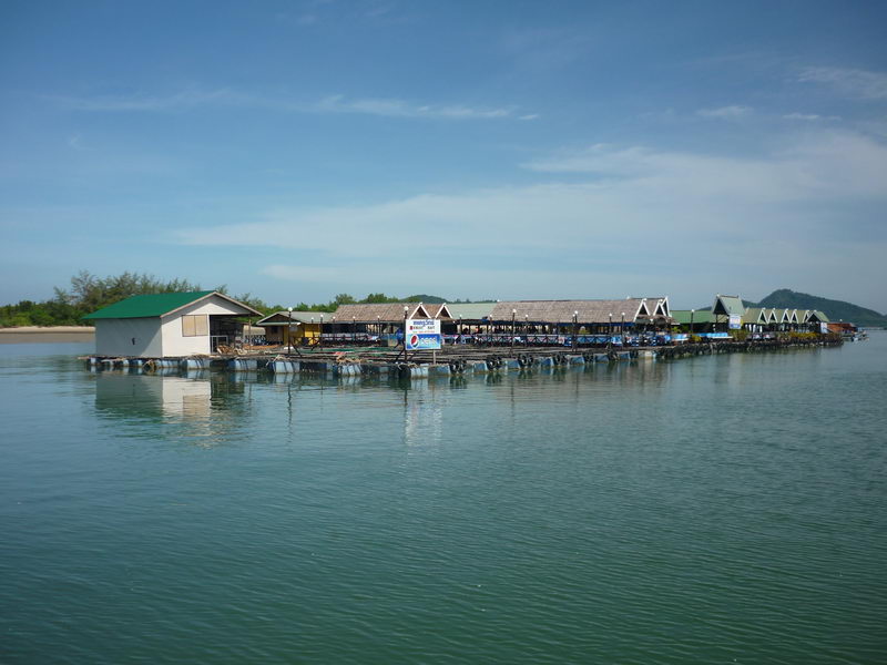 

ลงรูปร้านอาหารกระชังครูวิทย์ซักรูป...........เป็นร้านอาหารอยู่กลางทะเล........เมื่อพรรคพวกมาส่วน