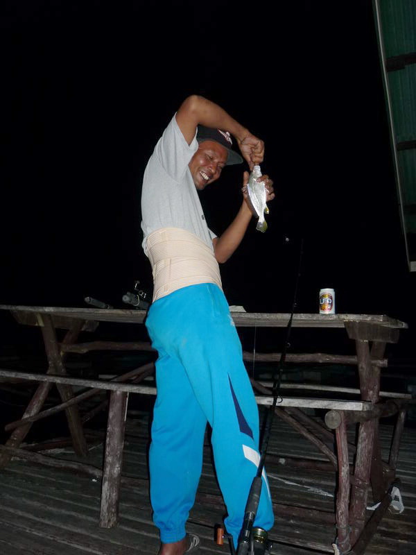 


ดูท่าโพสของเพื่อนโข่ง...........แบว่าไม่ค่อยรีบเลย............. :laughing: :laughing:...แต่ก็ด