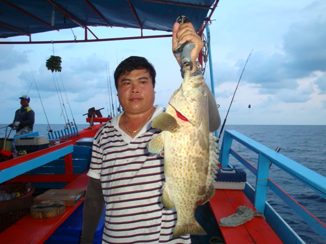 
ตัวเดิม...แต่ขออีกซักรูปครับ   

ต้มยำกินในเรือไปซะก็หมดเรื่อง....จริงไหมครับน้าอมร   :umh: :umh