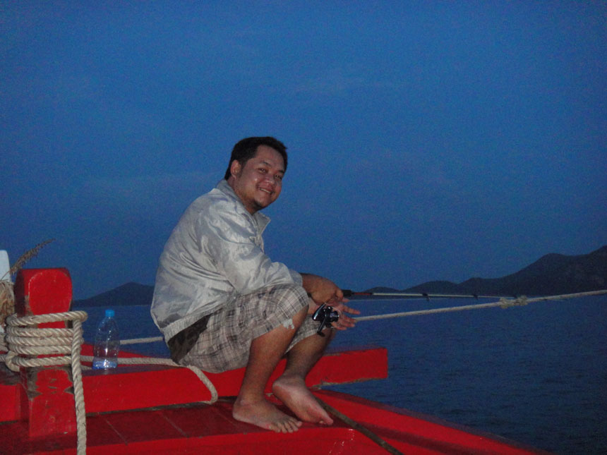 สมาชิก " เบิ้ล " มา อยู่ หัวเรือ บอก " วันนี้ ผม จะ เอา หมึกหอม ไป ฝาก แม่ ครับ ถ้าไม่มี เดี๋ยว แ