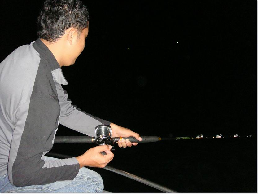 

.. :laughing:....เจ้าตัวใต้น้ำป่วนกันทั้งลำเรือ วิ่งมาท้ายเรือบ้าง หน้าเรือบ้าง เล่นรอบลำล่ะงานน
