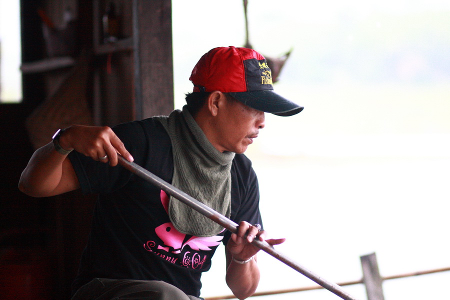         โบราณว่า อยู่บ้านท่าน หย่านิ่งดูดาย ....