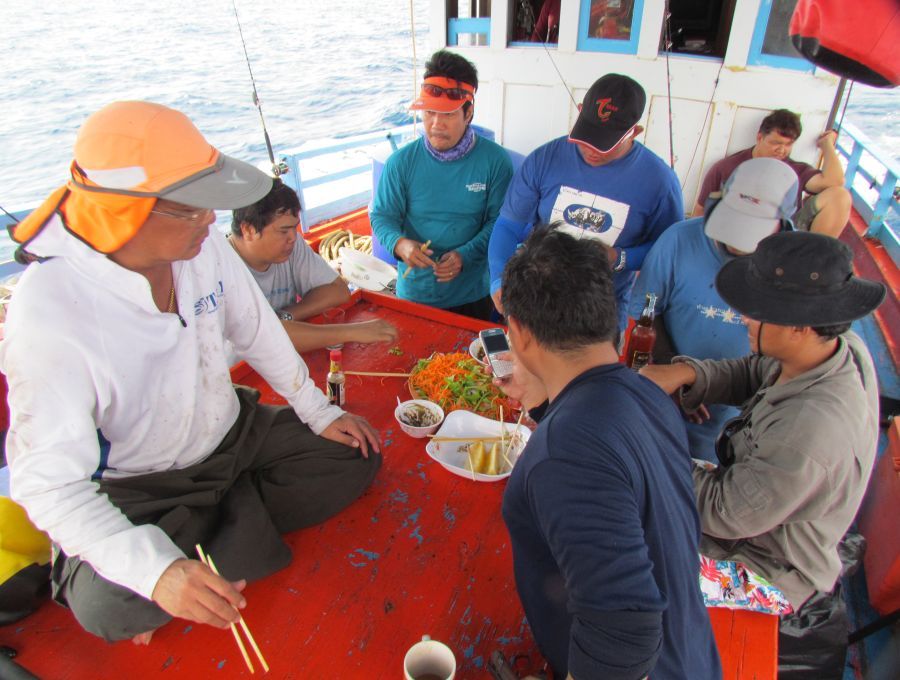 มารวมตัวกันที่โต๊ะกลางลำเรือ  :grin: :cheer: :talk: